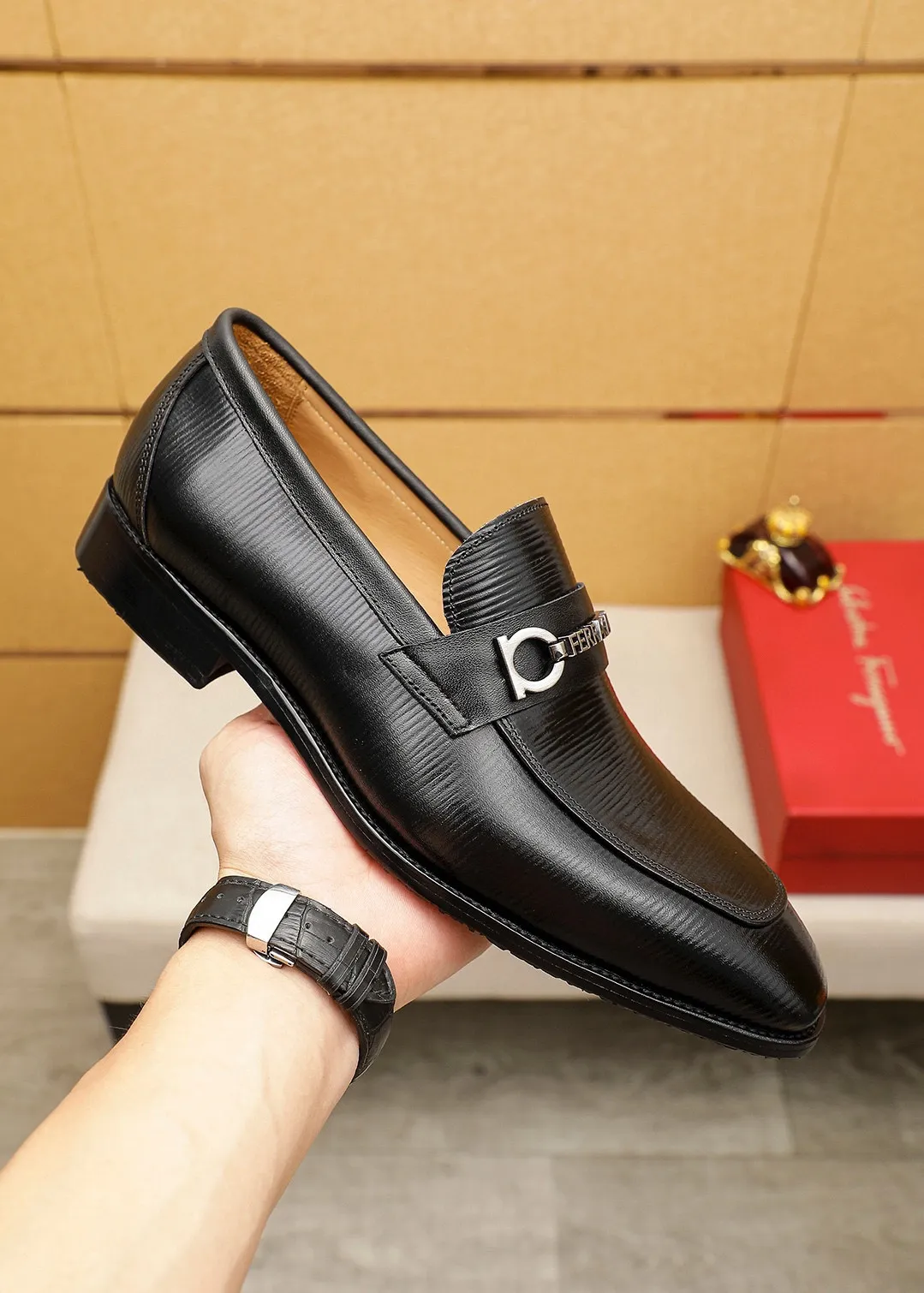 Men's shoes 💰460 💐 Product trademark: Ferragamo "Ferragamo" casual leather shoes Regular size: 38-44 (45.46🉑️customized) Product materials: Selected imported first-layer calfskin embossed upper + luxury hardware buckle, imported water-dyed cow leather lining. Strong three-dimensional visual effect, original outsole color: 1⃣️color optional